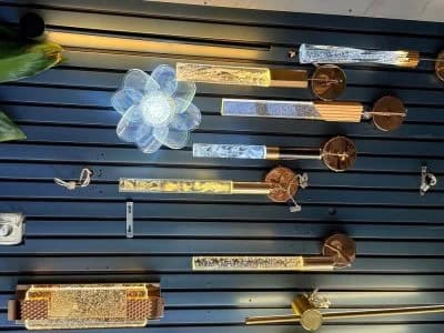 لوستر مدرن آویز برای جزیره آشپزخانه؛ چراغ آویز LED با قابلیت تنظیم نور در سه حالت و روکش برنجی طلایی؛ مناسب برای آشپزخانه، اتاق ناهارخوری و نشیمن و باکس و بوفه، راهرو و راه پله و کنار تختخواب کد 6023 