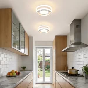 چراغ سقفی LED فلزی ؛ چراغ سقفی مدرن و کم‌ارتفاع (چسبیده به سقف)؛ چراغ LED گرد با طراحی حلقه‌ای و بدنه سفید، مناسب برای اتاق خواب، راهرو و دالان و آشپزخانه و کلوزت روم و حمام با نور سه حالته 